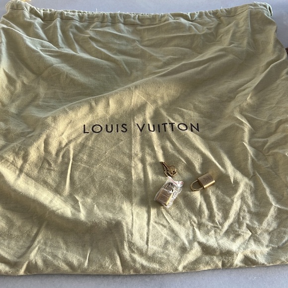 LV speedy bag 30 great condition - gently used with locks and dust bag. - Picture 10 of 10